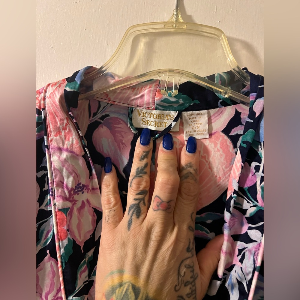 VS Floral Pink Robe - Picture 3 of 3